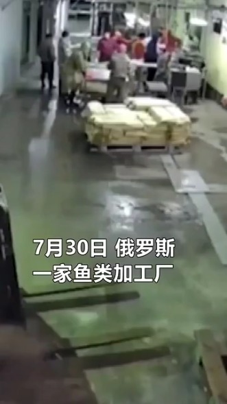 工人：后厨！后厨！你们人呢！快来啊！